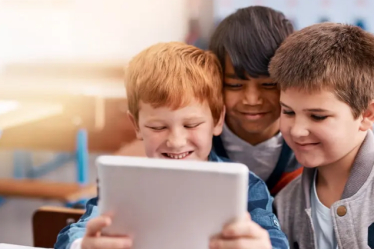 Como os jogos educativos interativos ajudam a engajar crianças e adolescentes
